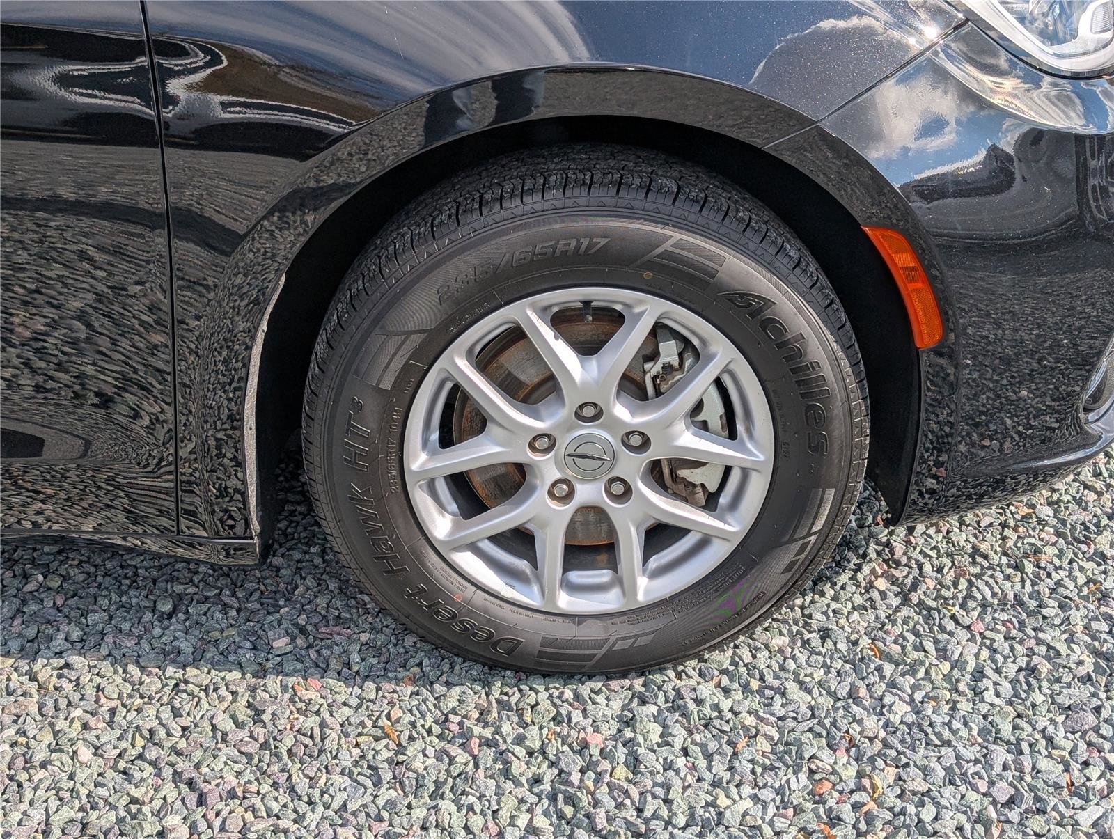 Used 2024 Chrysler Pacifica Touring-L image 9