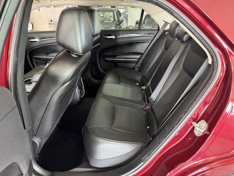Used 2019 Chrysler 300 Limited RWD image 21