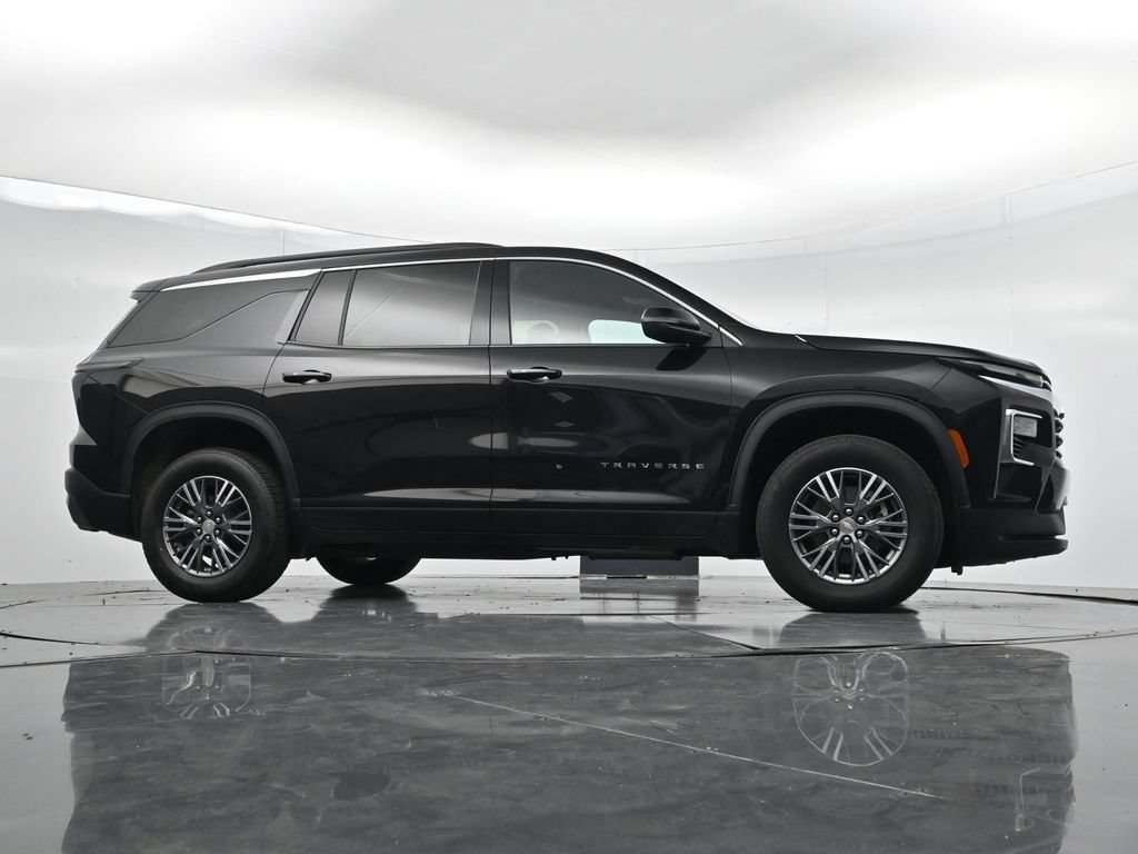 Used 2025 Chevrolet Traverse LT FWD image 33