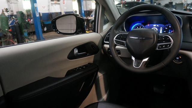 Used 2024 Chrysler Pacifica Touring-L image 34