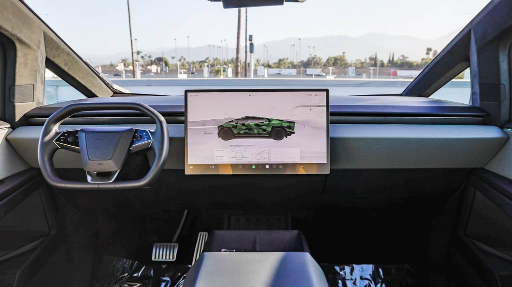 Used 2025 Tesla Cybertruck AWD Crew Cab image 15