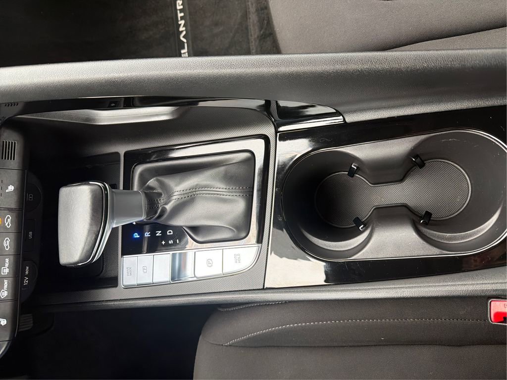 Certified 2025 Hyundai Elantra SEL image 17