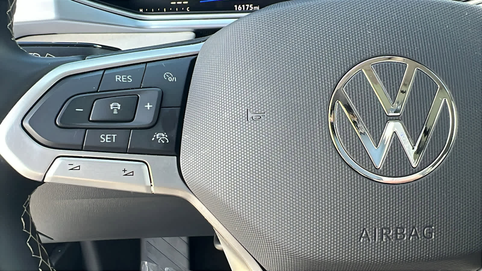 Used 2025 Volkswagen Taos SE w/ Panoramic Sunroof Package image 19