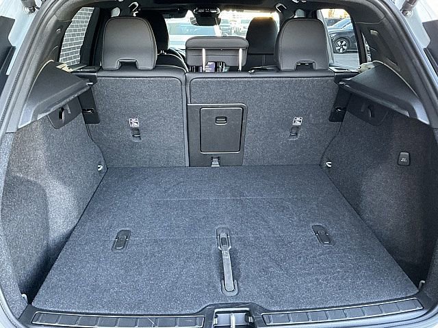 Used 2025 Volvo XC40 B5 Plus image 18