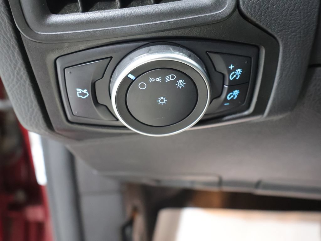 Used 2015 Ford Focus SE w/ SE Cold Weather Package FWD image 33