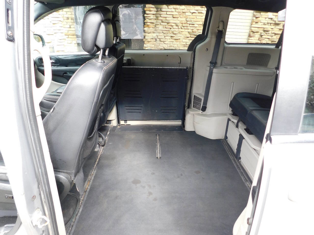 Used 2017 Dodge Grand Caravan SXT image 27