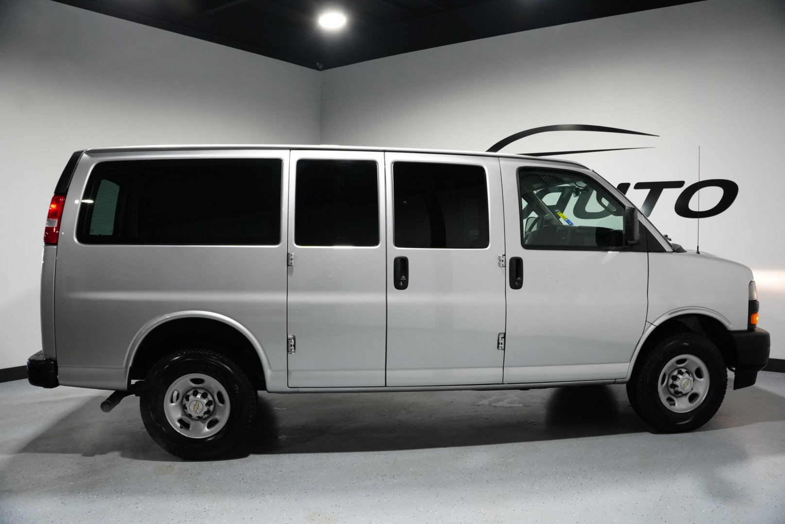 Used 2024 Chevrolet Express 2500 w/ Driver Convenience Package image 6