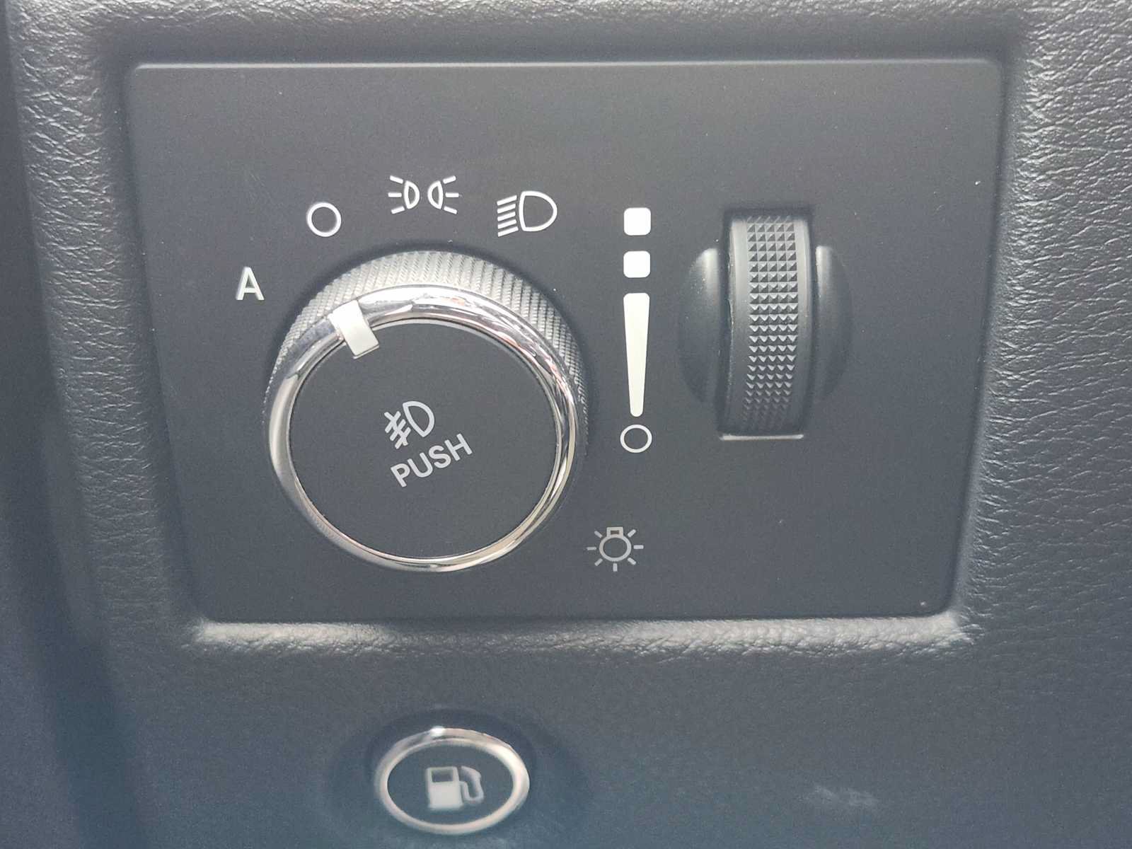 Used 2018 Jeep Grand Cherokee Altitude RWD image 21