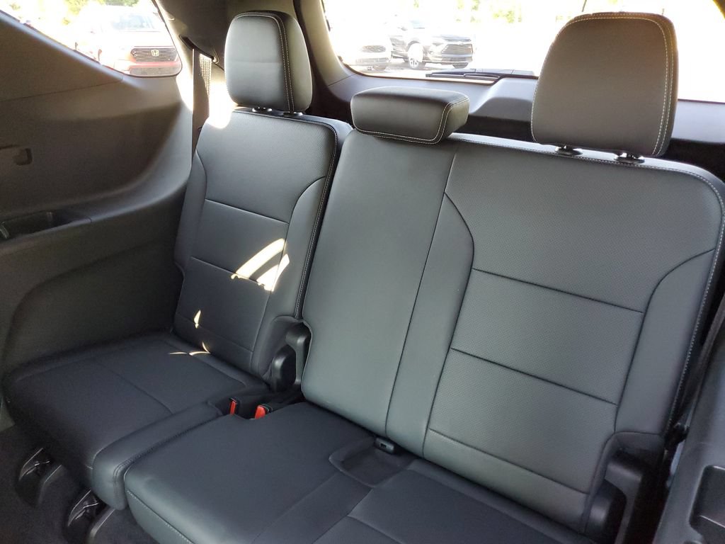 Used 2025 Chevrolet Traverse LT FWD image 26
