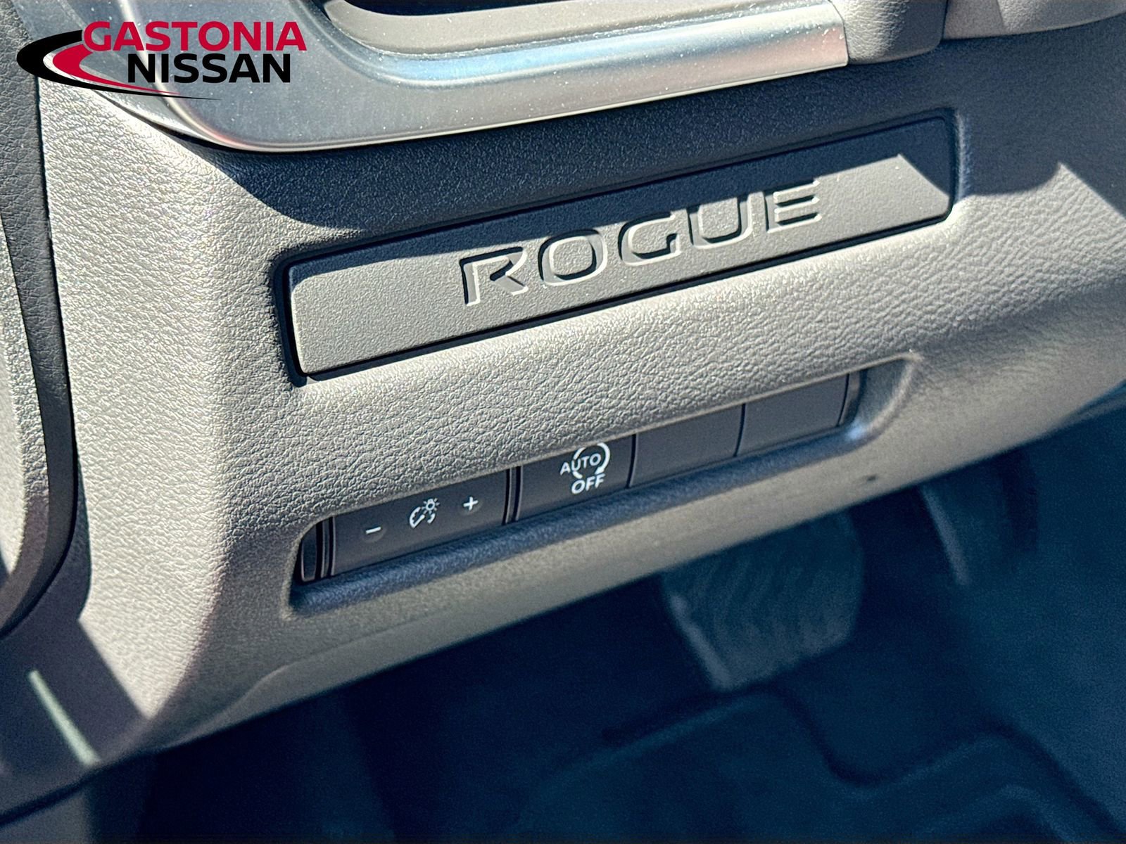 Used 2025 Nissan Rogue S FWD image 13