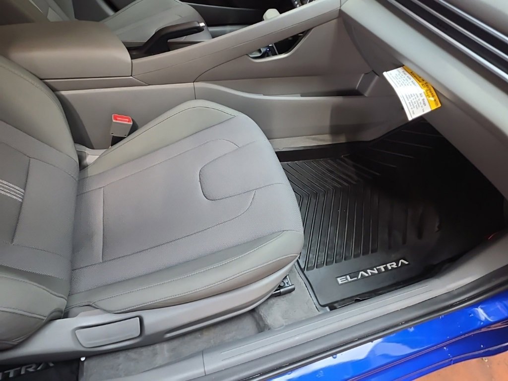 Used 2025 Hyundai Elantra SE image 10