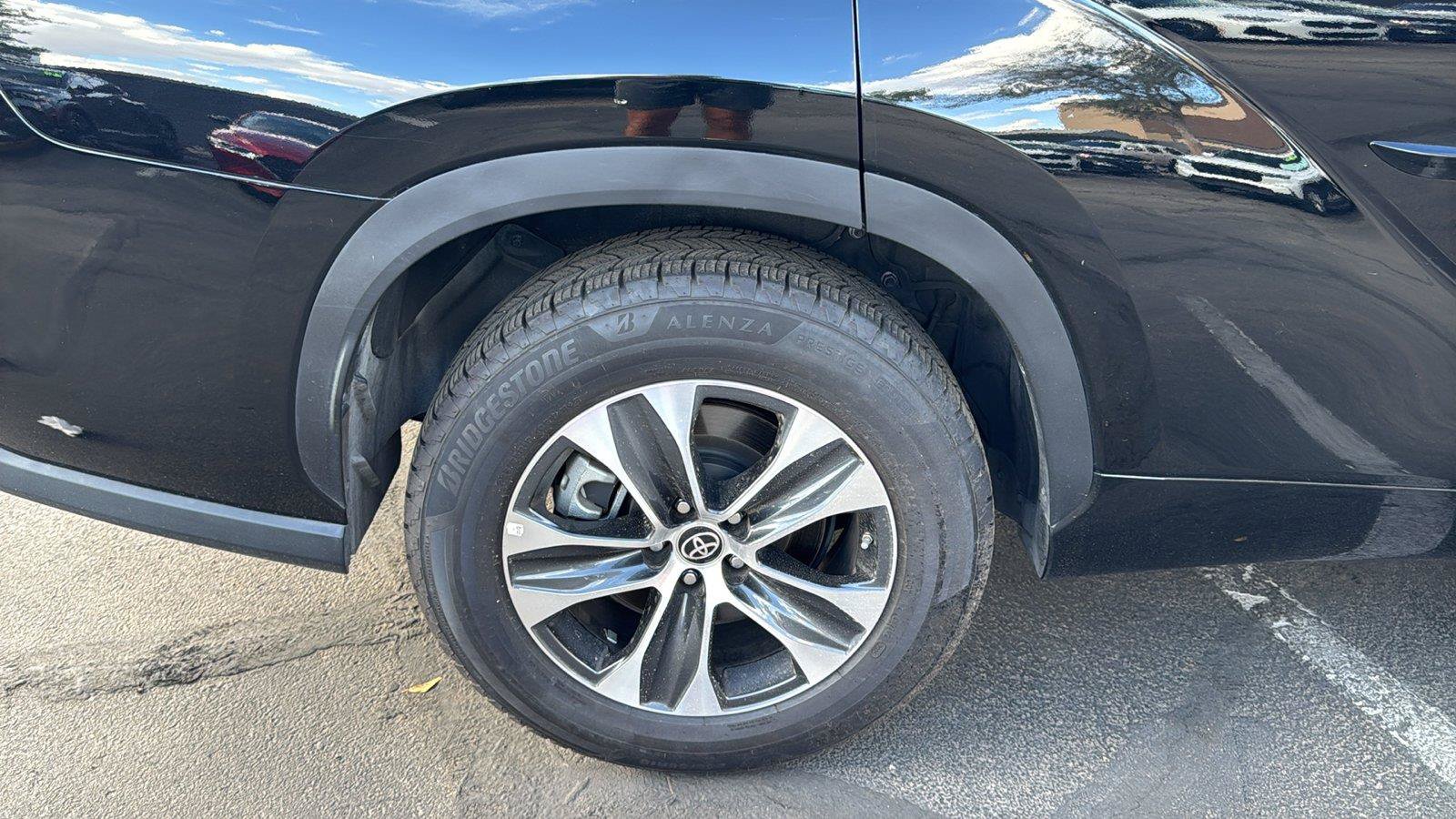 Used 2023 Toyota Highlander XLE FWD image 6