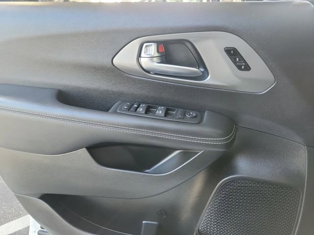 Used 2025 Chrysler Pacifica Select FWD image 20