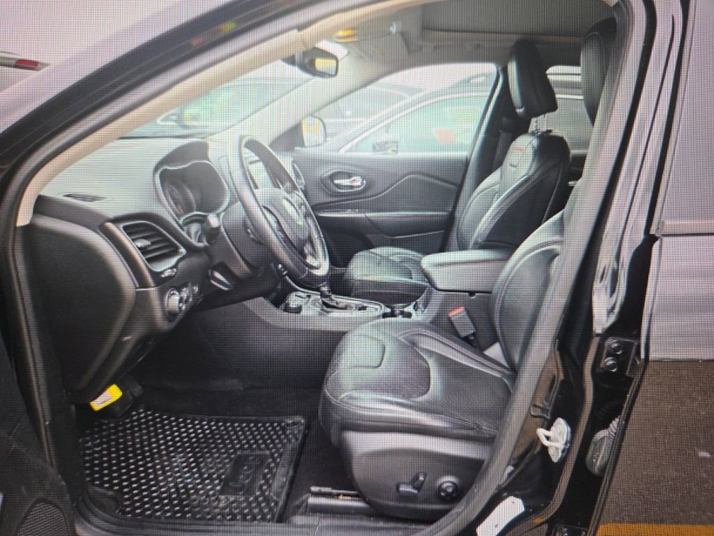 Used 2019 Jeep Cherokee Trailhawk AWD/4WD image 8