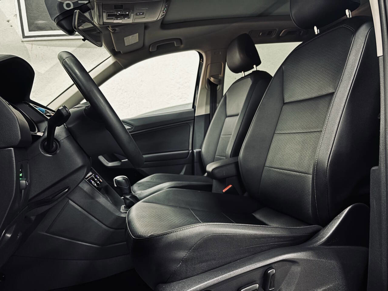 Used 2020 Volkswagen Tiguan SE image 17
