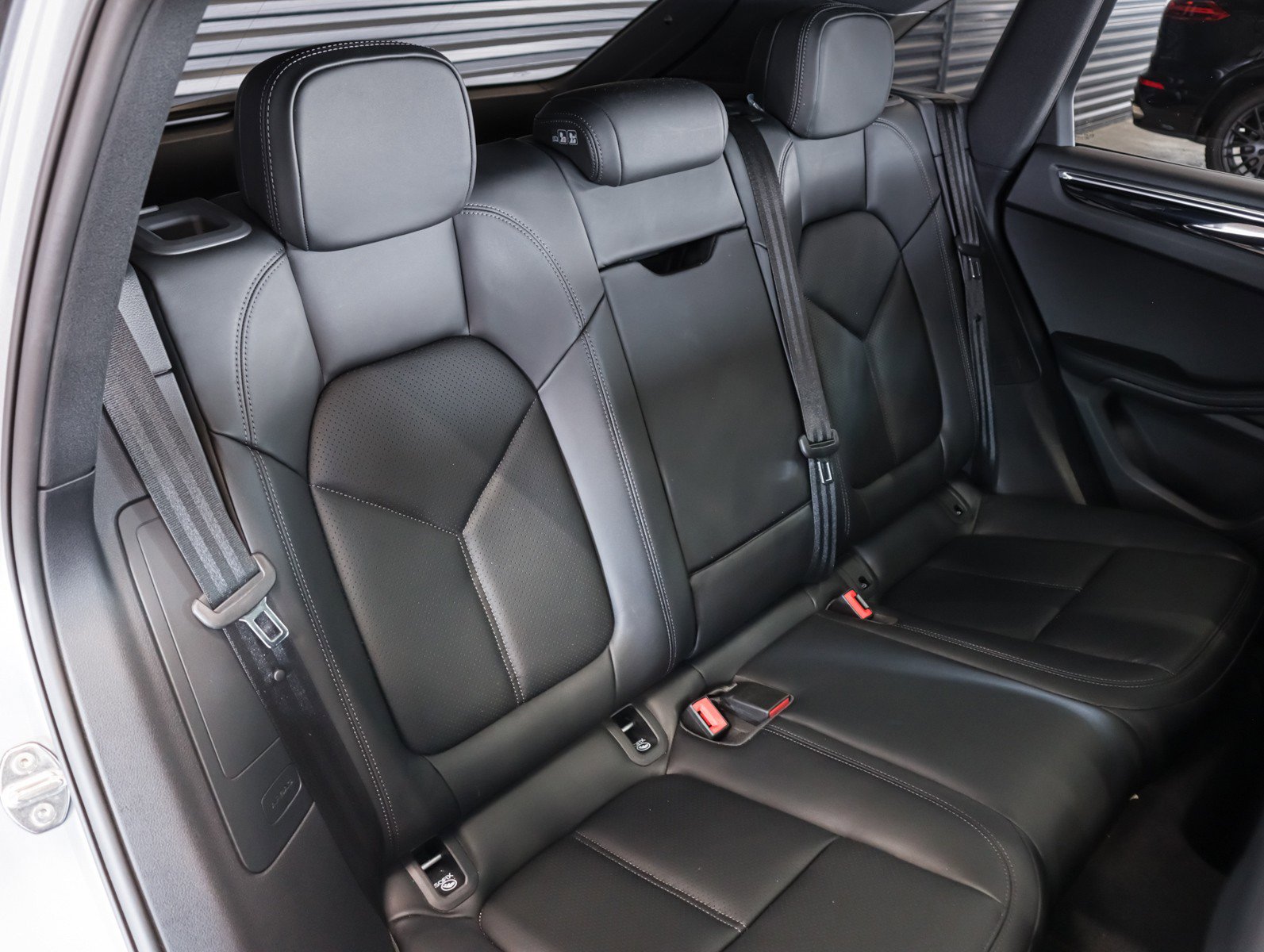 Certified 2026 Porsche Macan AWD/4WD image 6