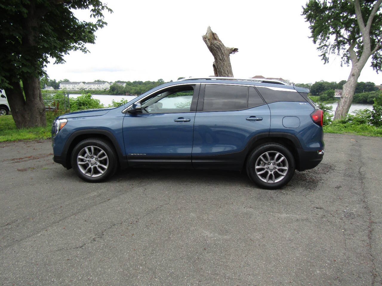 Used 2024 GMC Terrain SLT AWD/4WD image 4