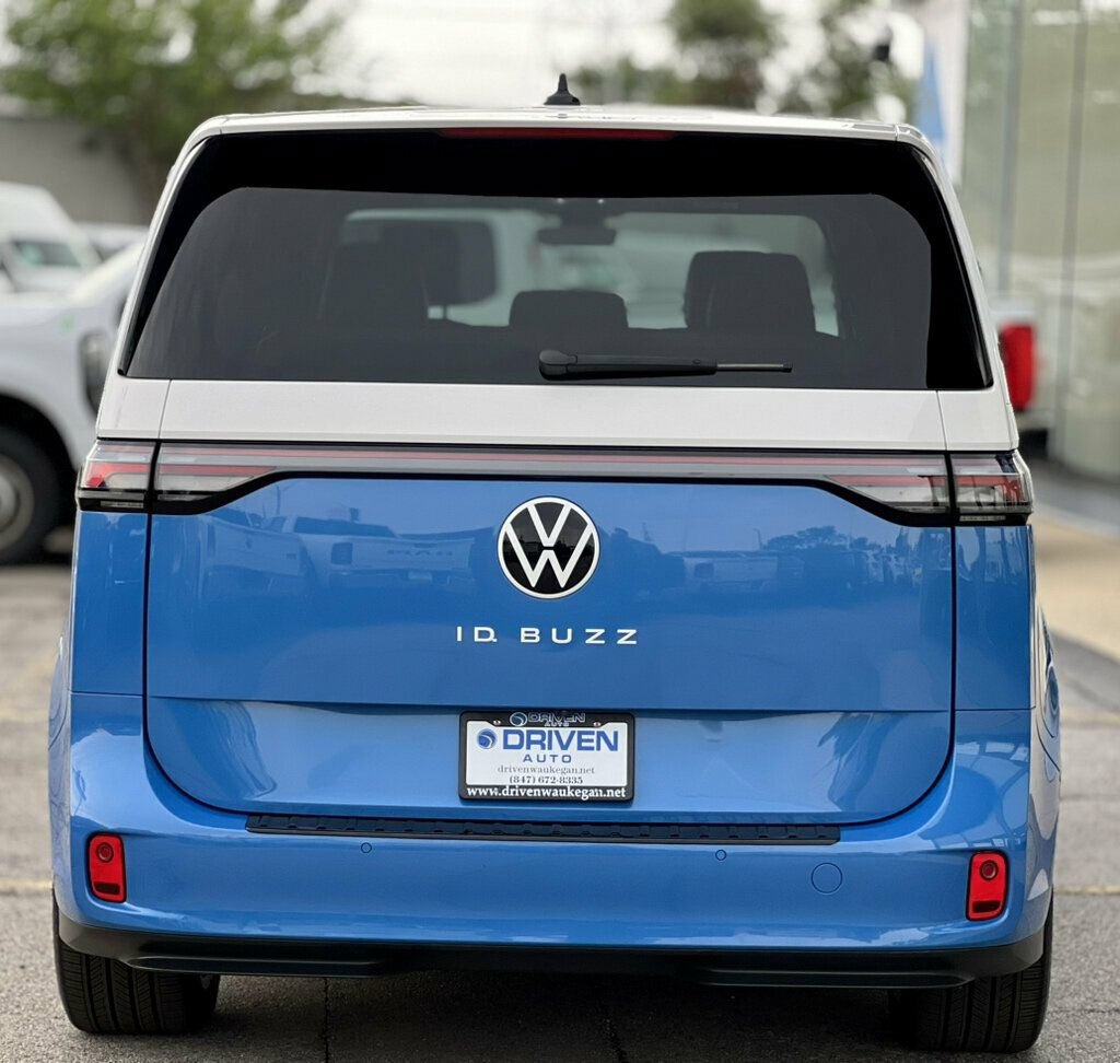 Used 2025 Volkswagen ID. Buzz Pro S RWD image 4