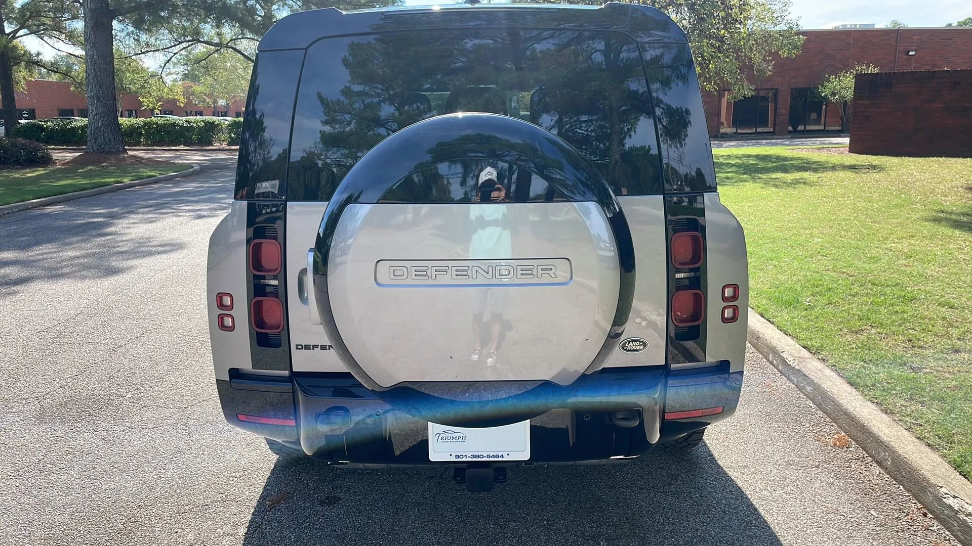 Used 2023 Land Rover Defender 130 X-Dynamic SE image 3