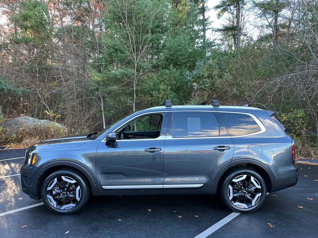 Used 2023 Kia Telluride EX w/ EX Captain's Chair Package image 2