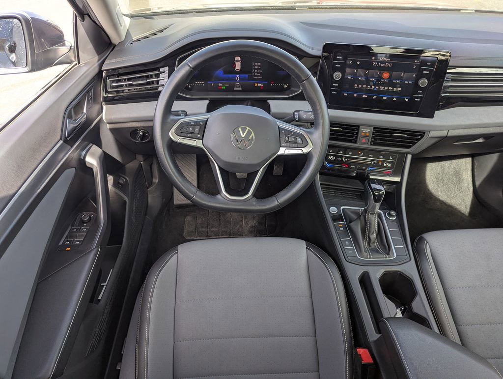 Used 2025 Volkswagen Jetta SE FWD image 29