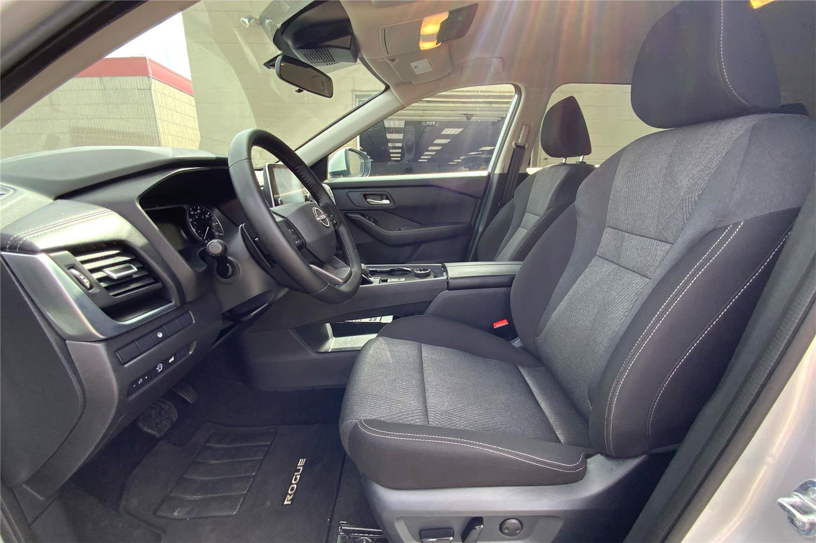 Used 2025 Nissan Rogue SV AWD/4WD image 10