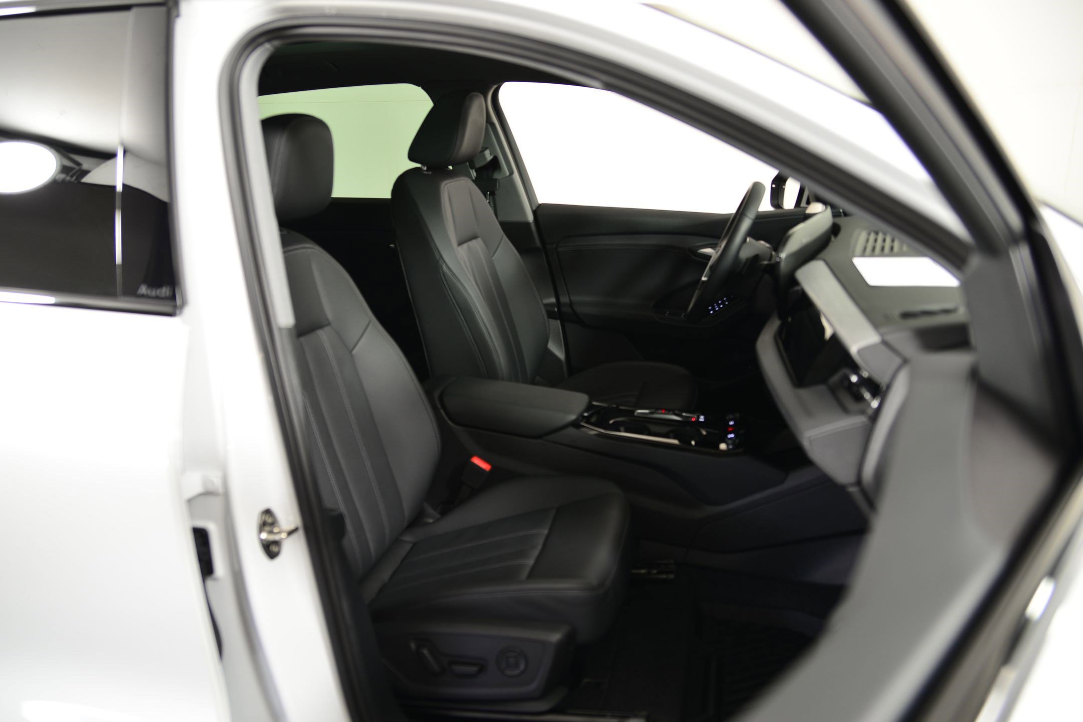 Certified 2025 Audi Q6 e-tron Premium w/ Convenience Package image 17