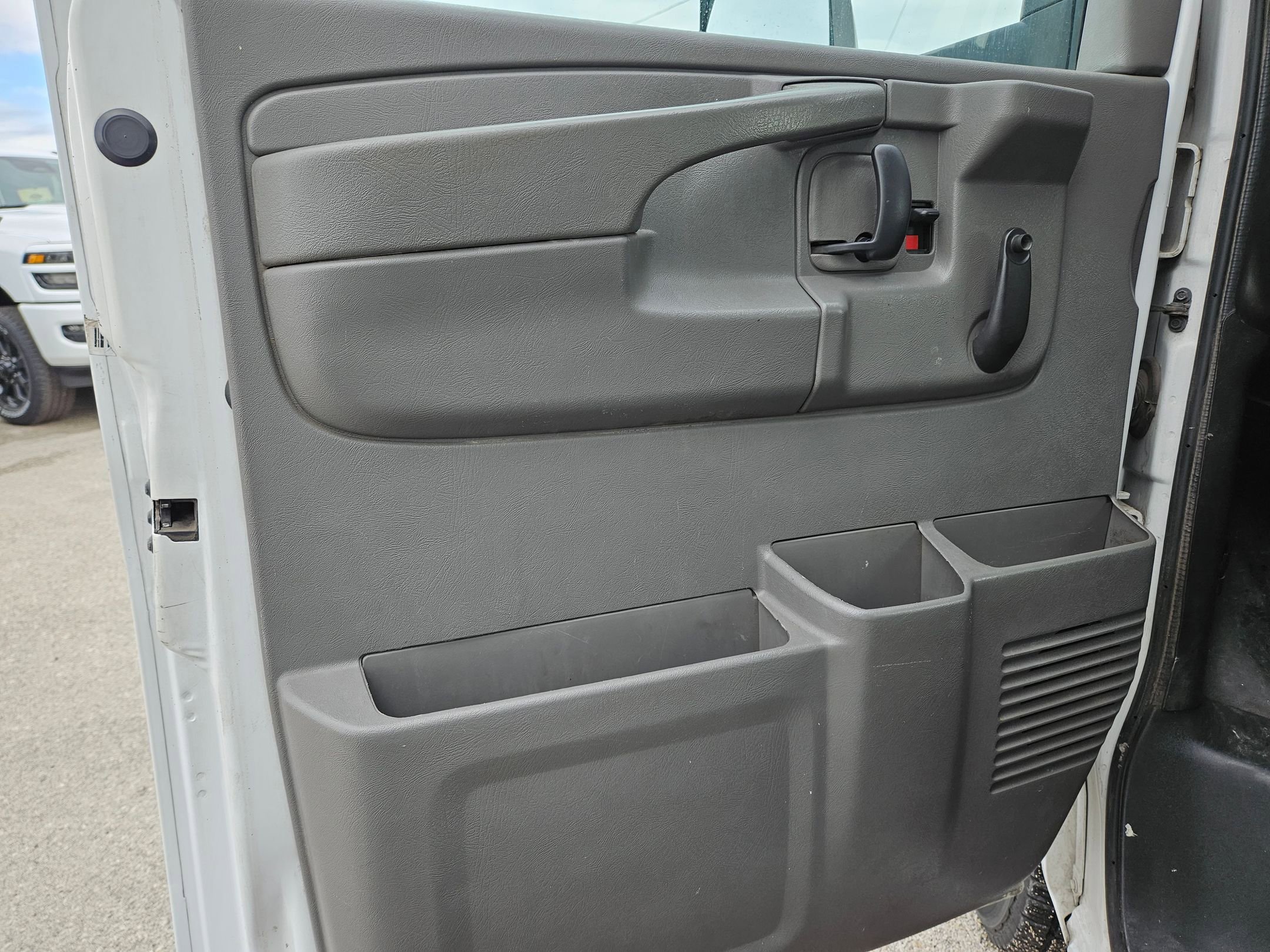 Used 2015 Chevrolet Express 3500 Extended image 11