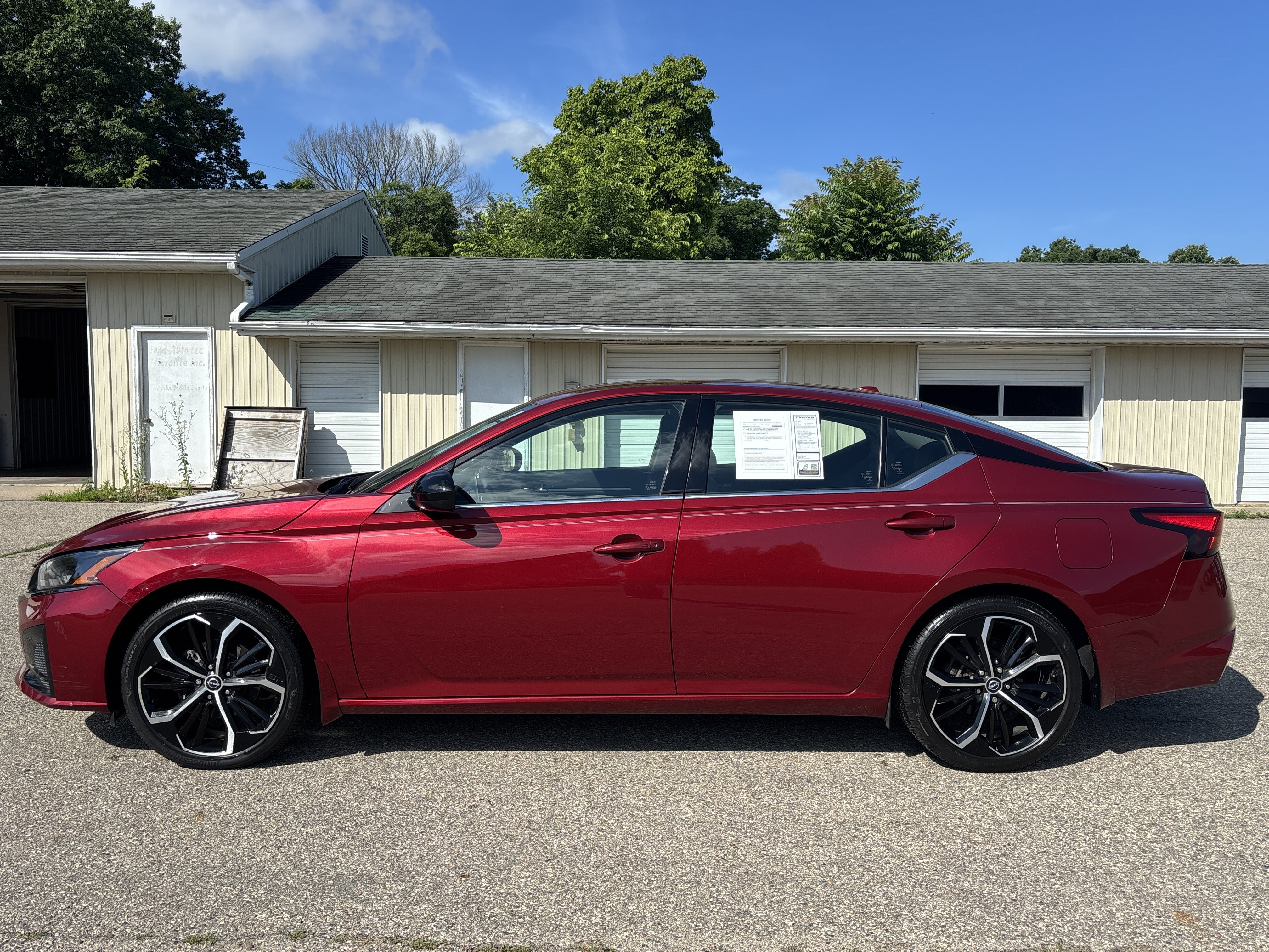 Used 2023 Nissan Altima 2.5 SR FWD image 8