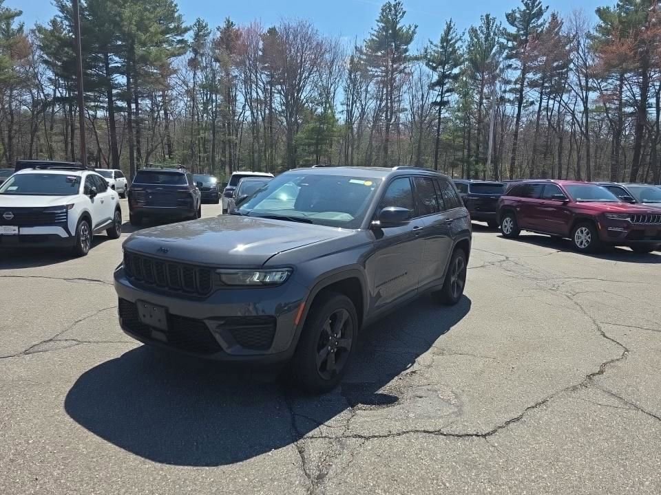 Used 2023 Jeep Grand Cherokee Altitude image 3