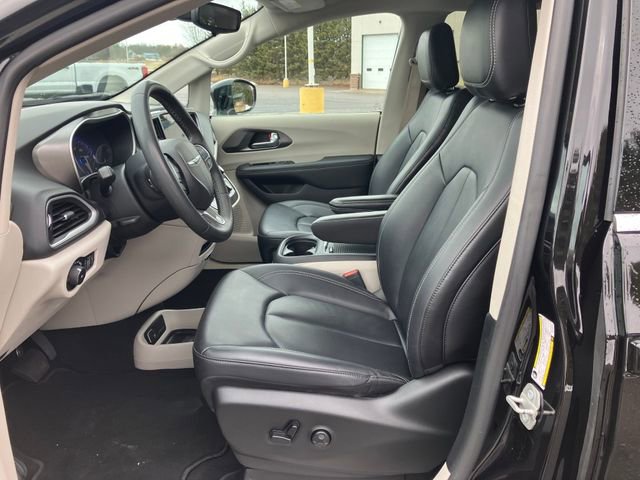 Used 2024 Chrysler Pacifica Touring-L image 13
