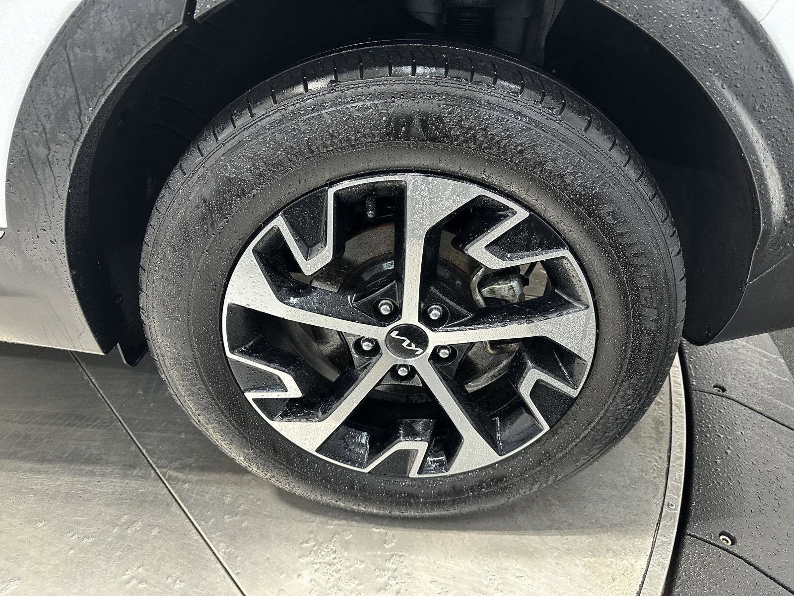 Used 2024 Kia Sportage EX image 9