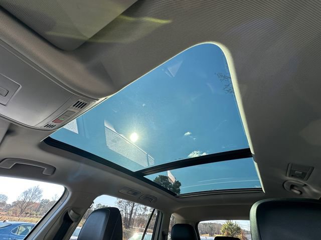 Used 2023 Volkswagen Tiguan SE w/ Panoramic Sunroof Package image 28