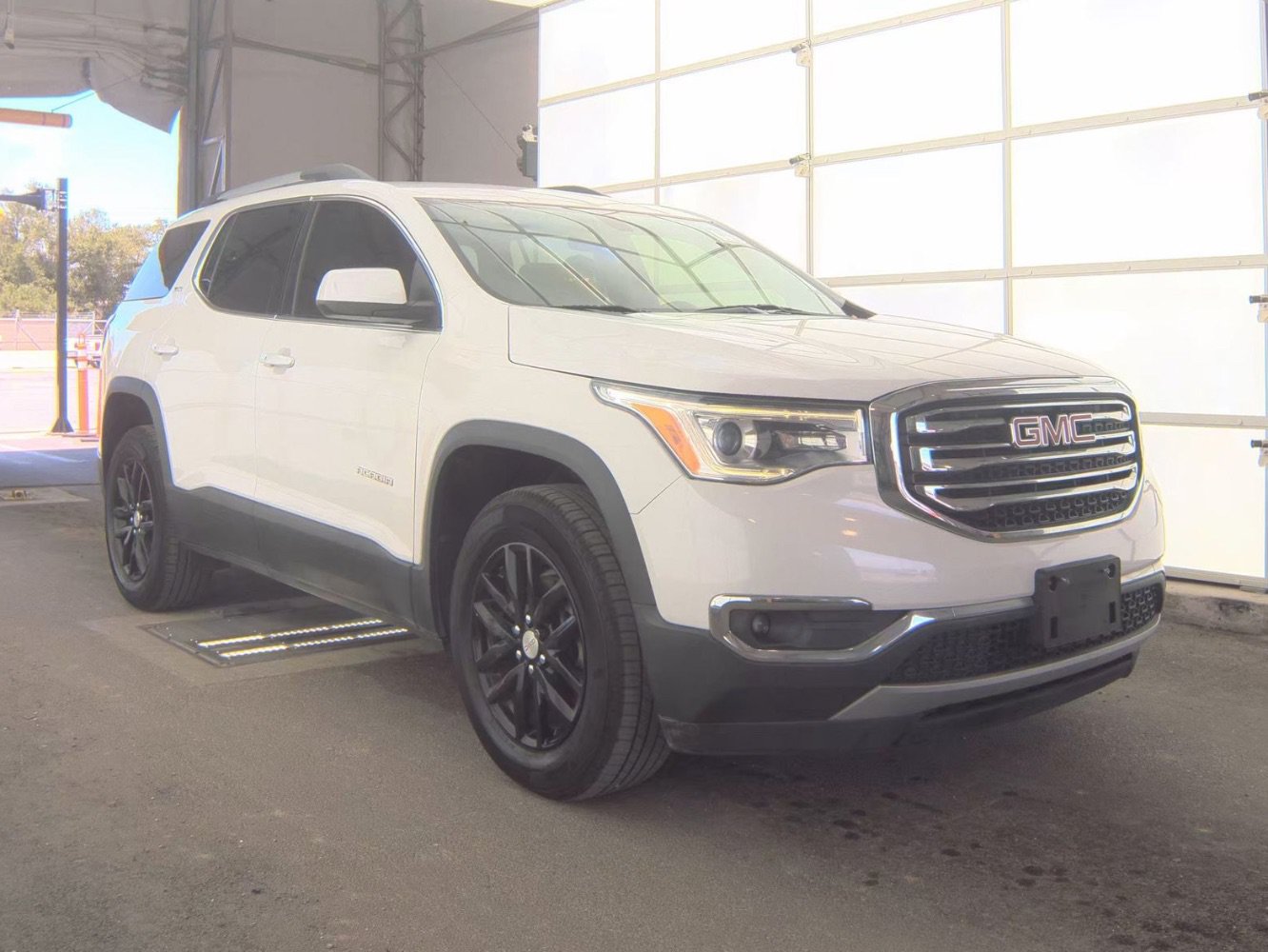 Used 2018 GMC Acadia SLT FWD image 3