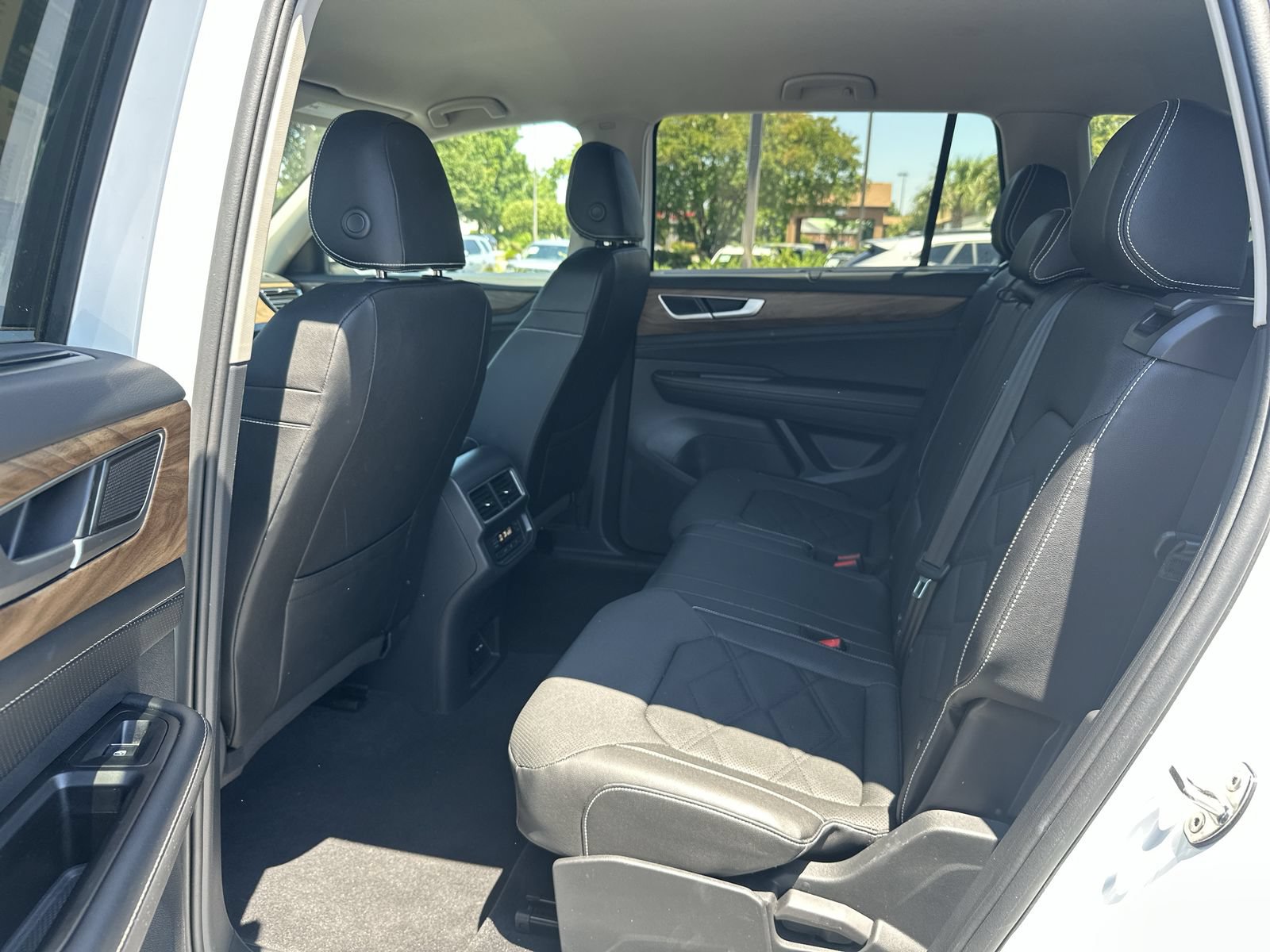 Used 2025 Volkswagen Atlas SE AWD/4WD image 31