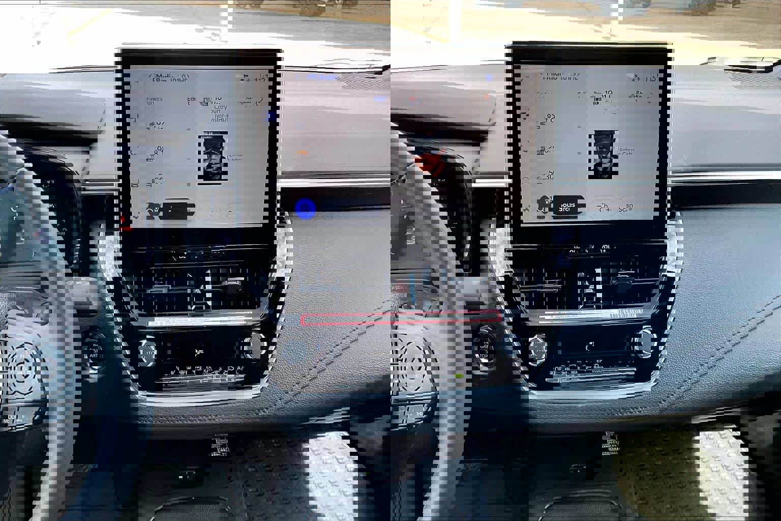 Used 2025 Toyota Corolla SE image 7