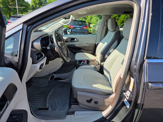 Used 2017 Chrysler Pacifica Touring-L w/ Tire & Wheel Group FWD image 17