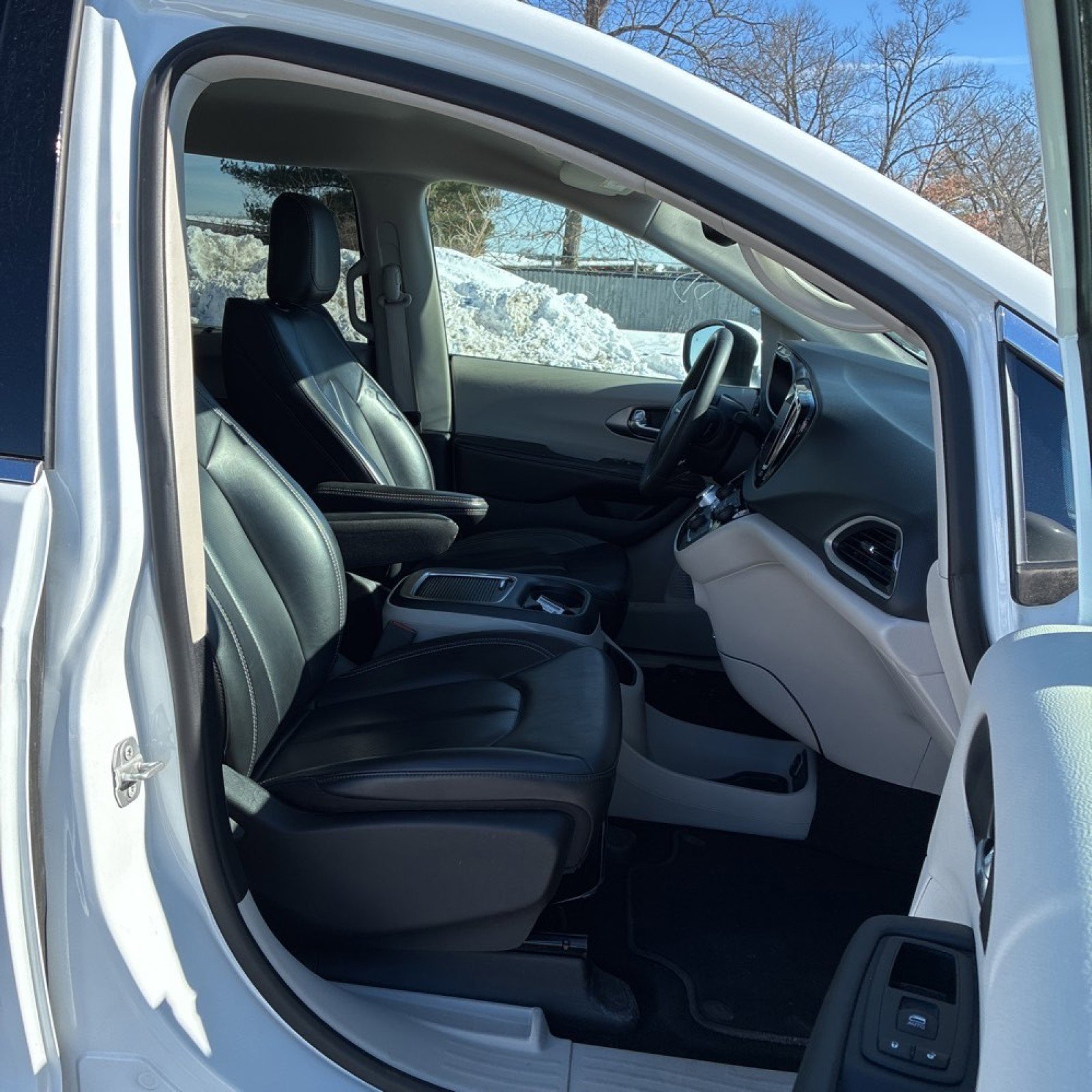 Used 2023 Chrysler Pacifica Touring-L image 10