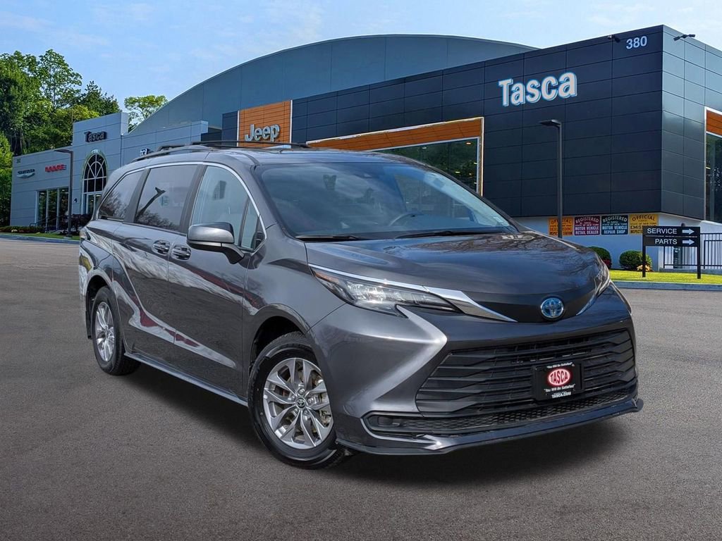 Used 2025 Toyota Sienna LE w/ LE Plus Package image 1