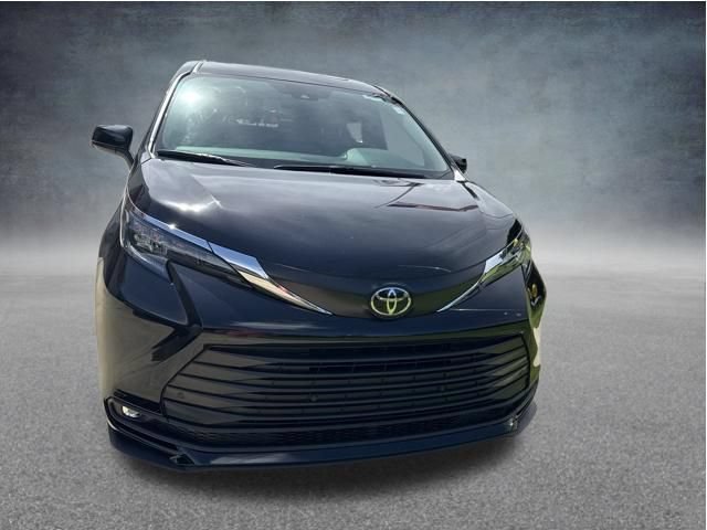 Used 2026 Toyota Sienna XLE FWD image 10