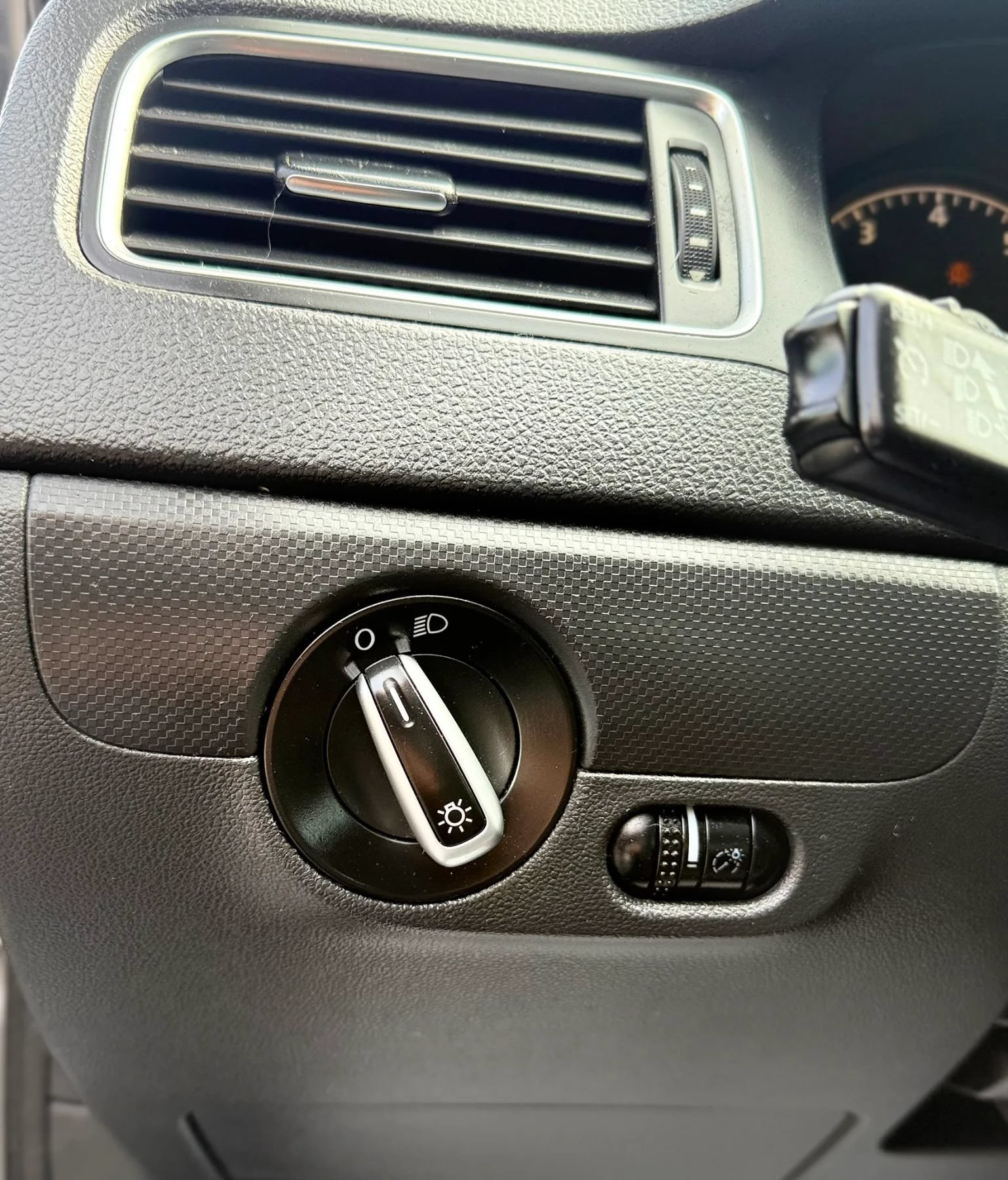 Used 2011 Volkswagen Jetta SE FWD image 21