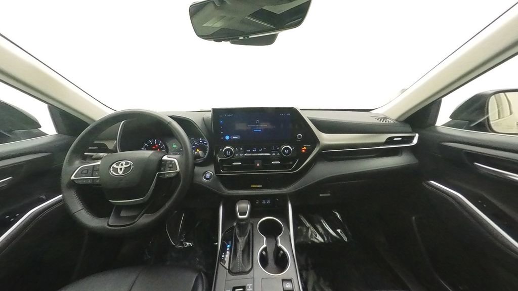 Certified 2023 Toyota Highlander XLE AWD/4WD image 28