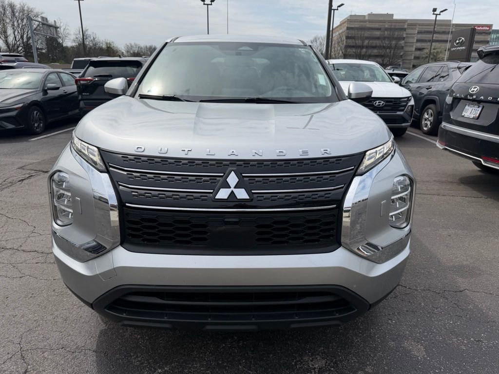 Used 2022 Mitsubishi Outlander ES image 2