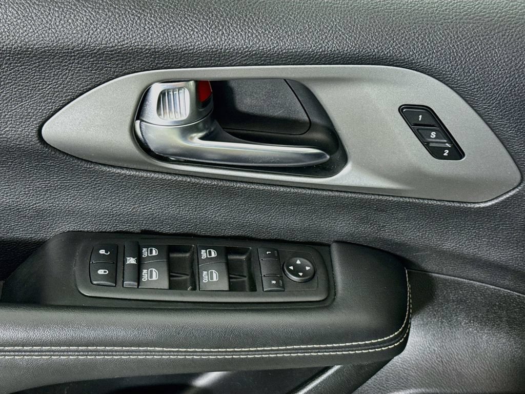 Used 2025 Chrysler Pacifica Select FWD image 24