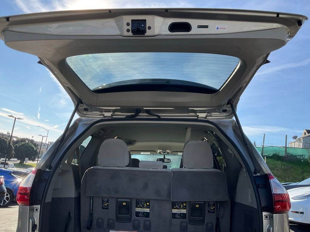 Used 2015 Toyota Sienna LE image 9