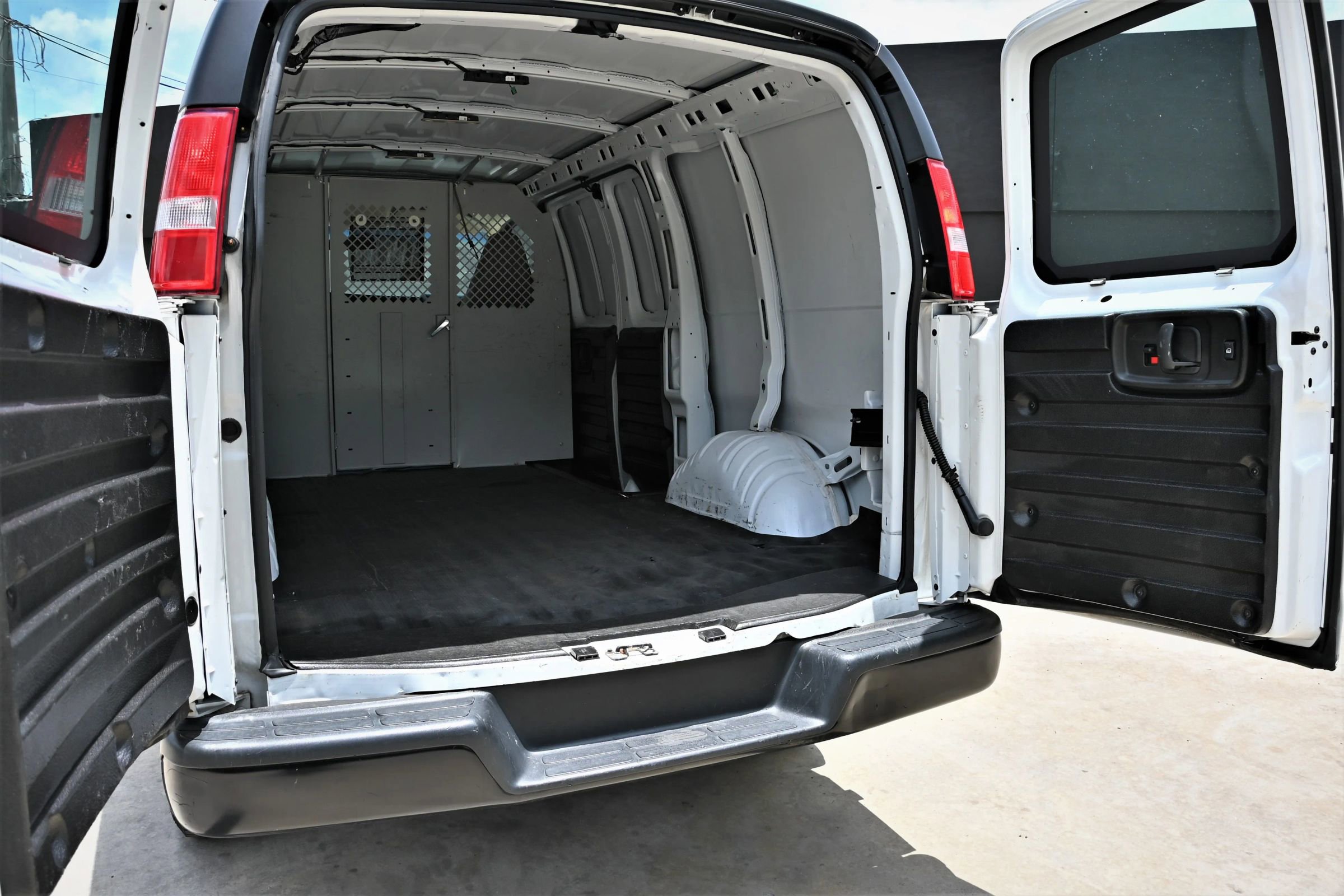 Used 2021 Chevrolet Express 2500 w/ Driver Convenience Package RWD image 9
