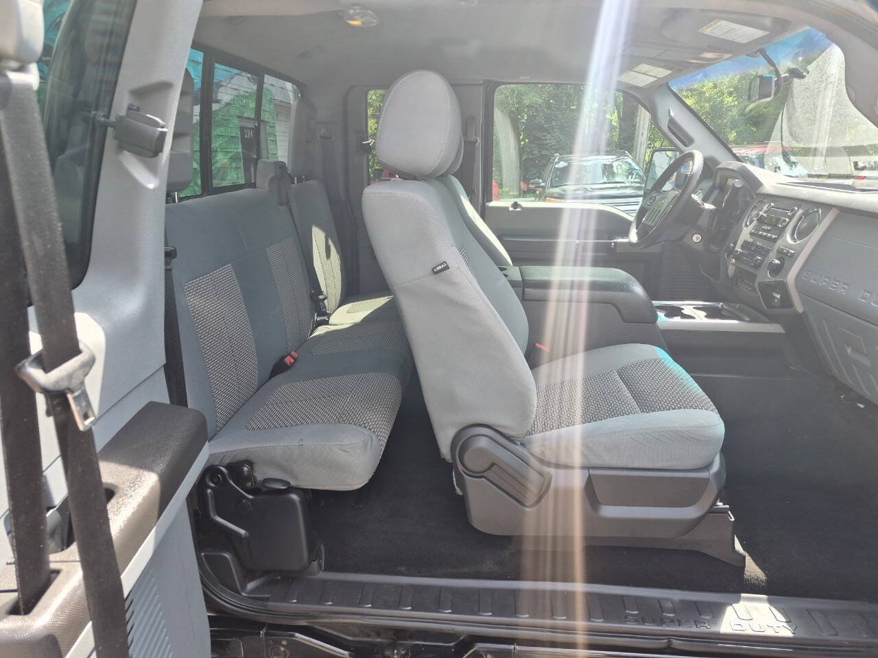Used 2016 Ford F250 XLT w/ XLT Premium Package AWD/4WD image 9