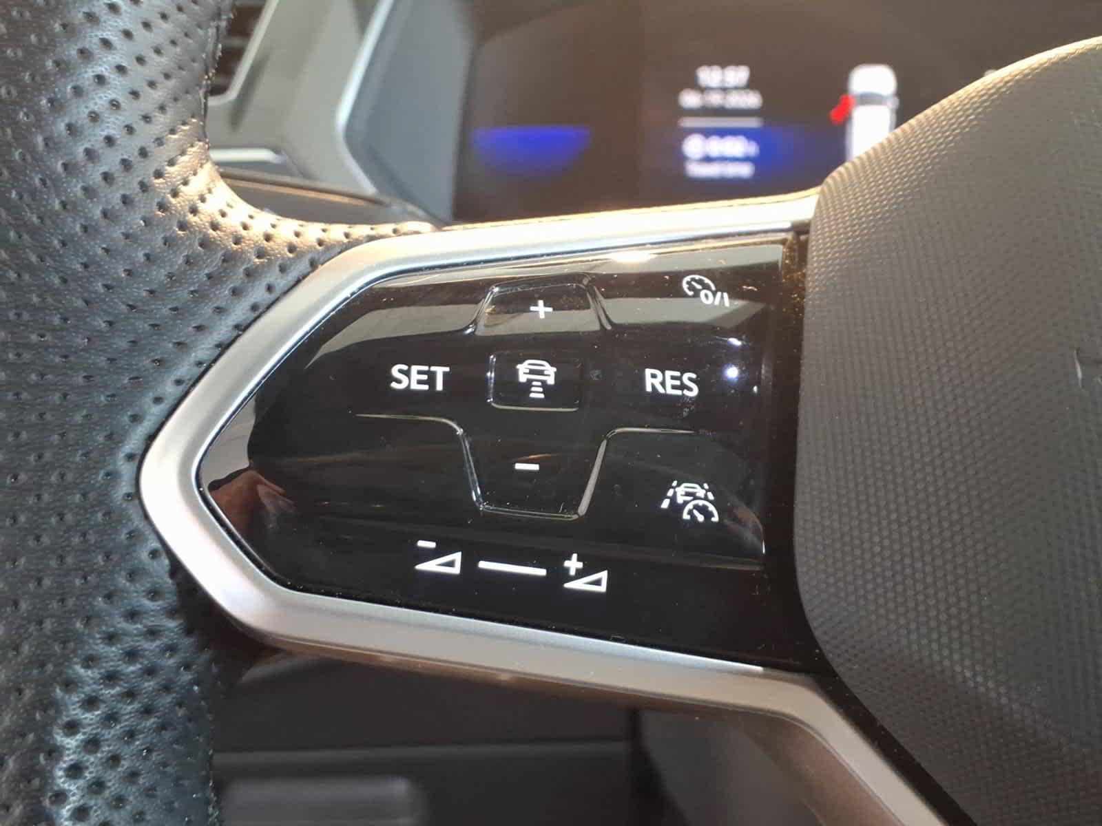 Used 2023 Volkswagen Tiguan SE R-Line AWD/4WD image 15
