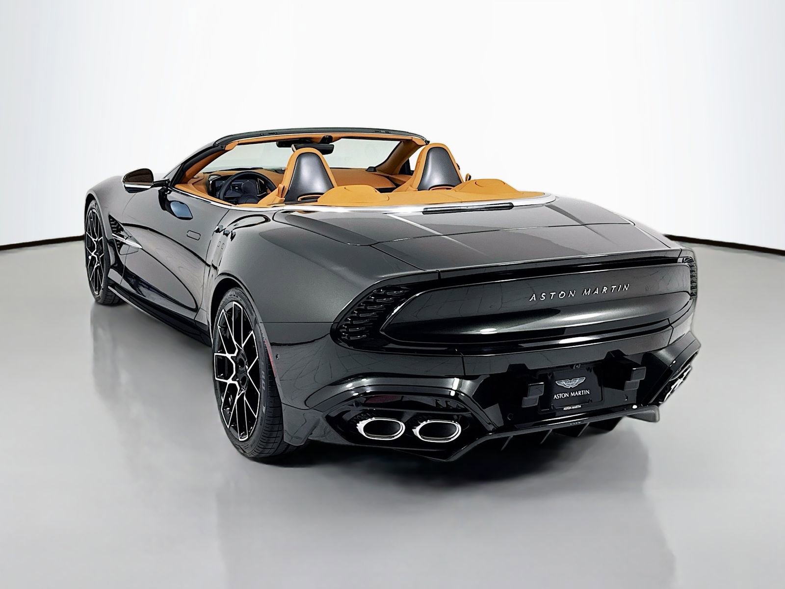 Used 2026 Aston Martin Vanquish Convertible RWD image 5