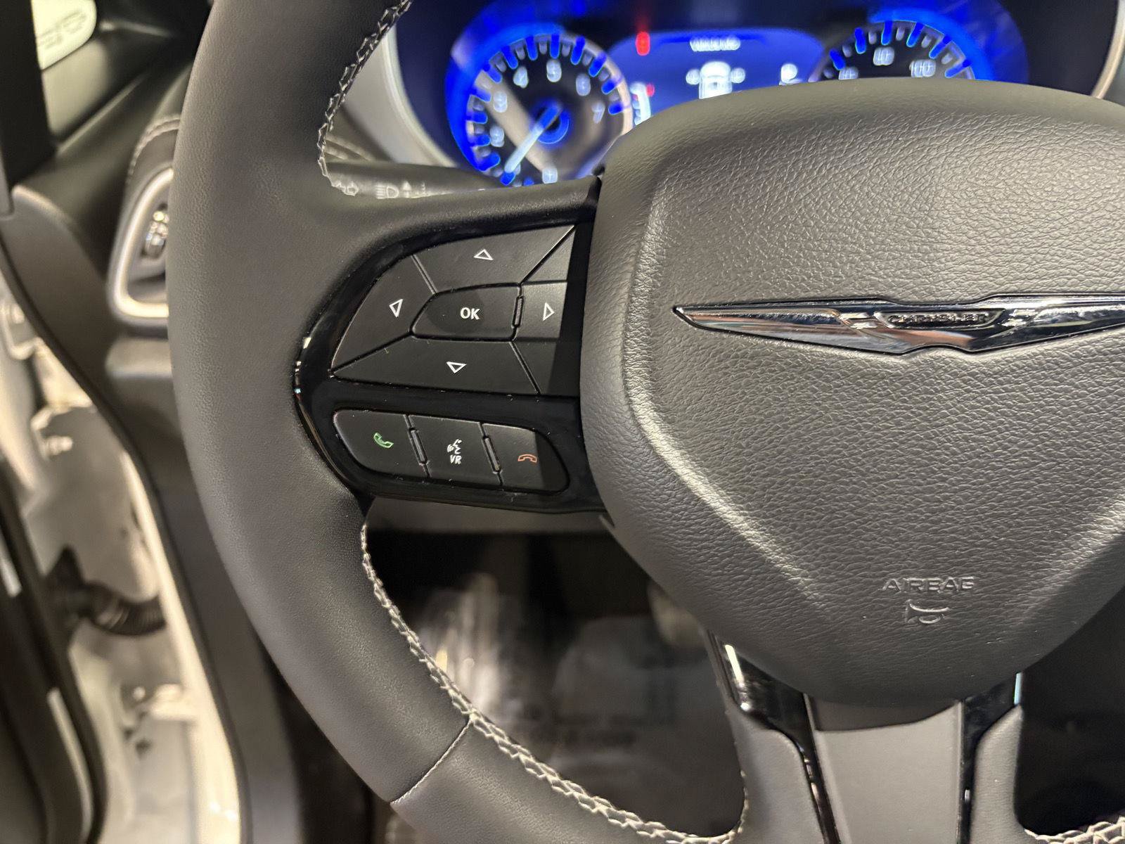 Used 2023 Chrysler Pacifica Touring-L w/ S Appearance Package FWD image 15